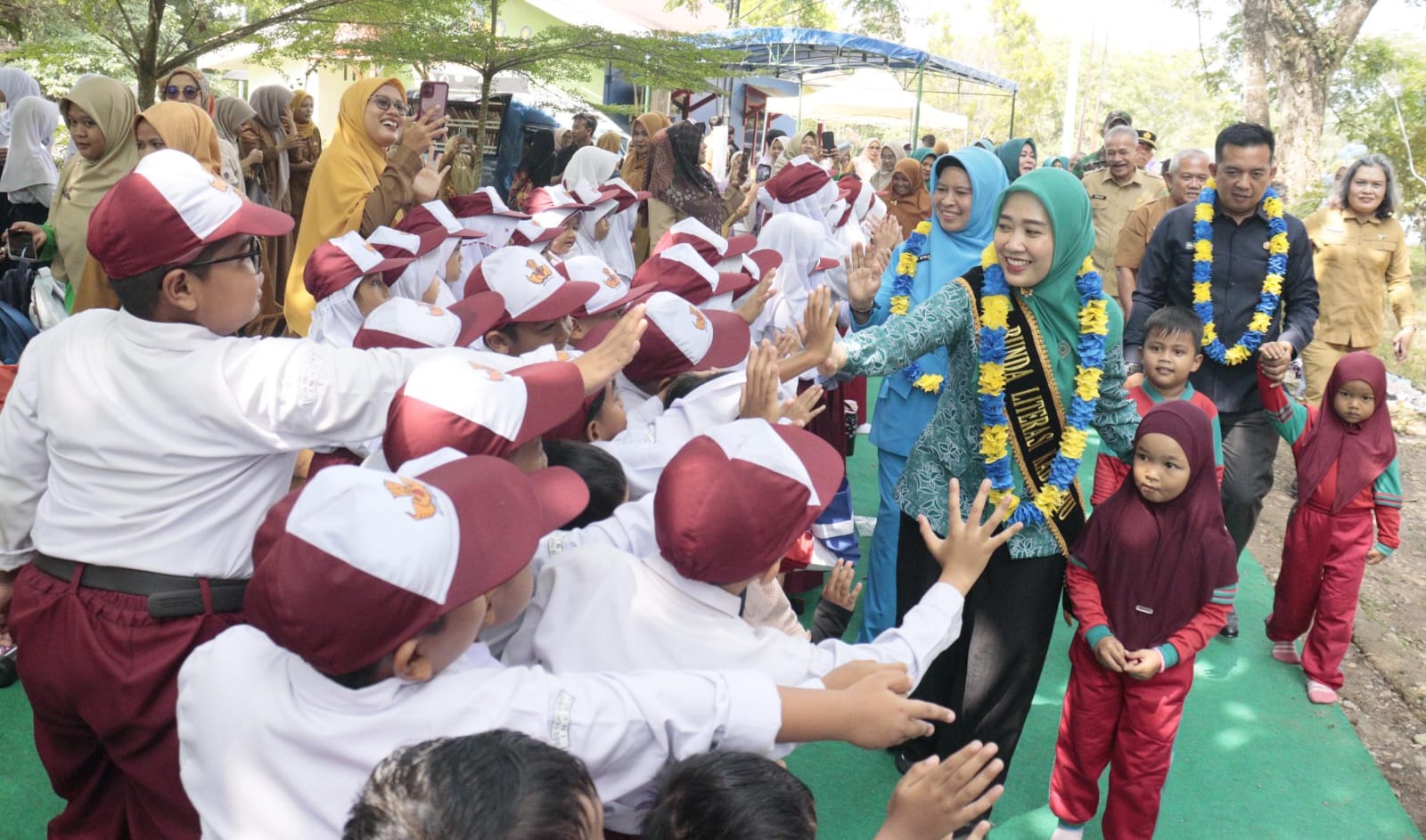 Dukung Literasi Anak, Sekda Inhu dan Bunda PAUD Kunjungi TBM Rumah Baca Lilac Lirik