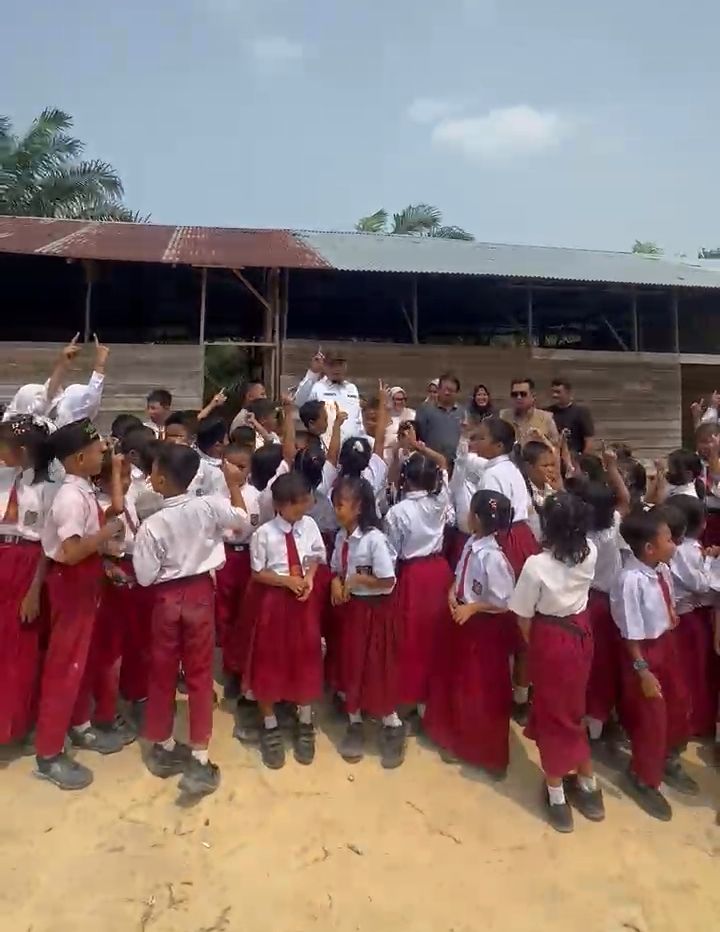 Bermalam di Tepi Sungai, Bupati Inhu Tinjau Langsung Jembatan Putus dan Sekolah 3T