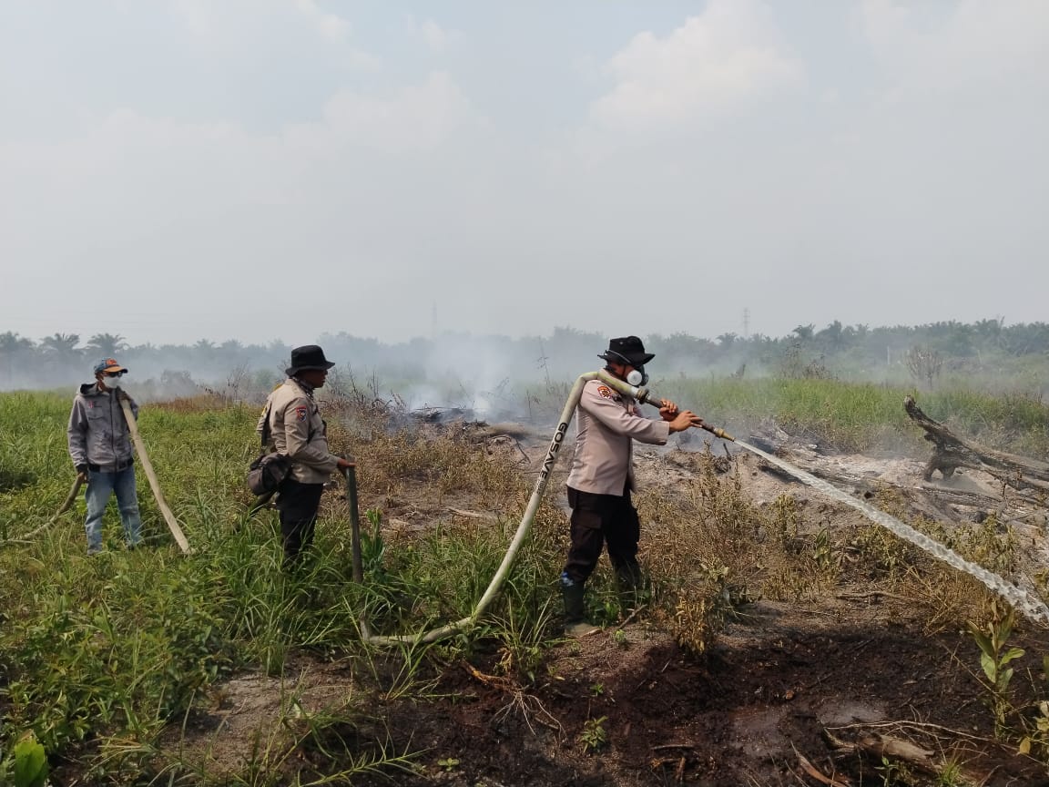 Pimpin Tim Gabungan Tembus Jalur Sungai, Kapolsek Kuala Cenaku Jinakkan Karhutlah di Rawa Sekip