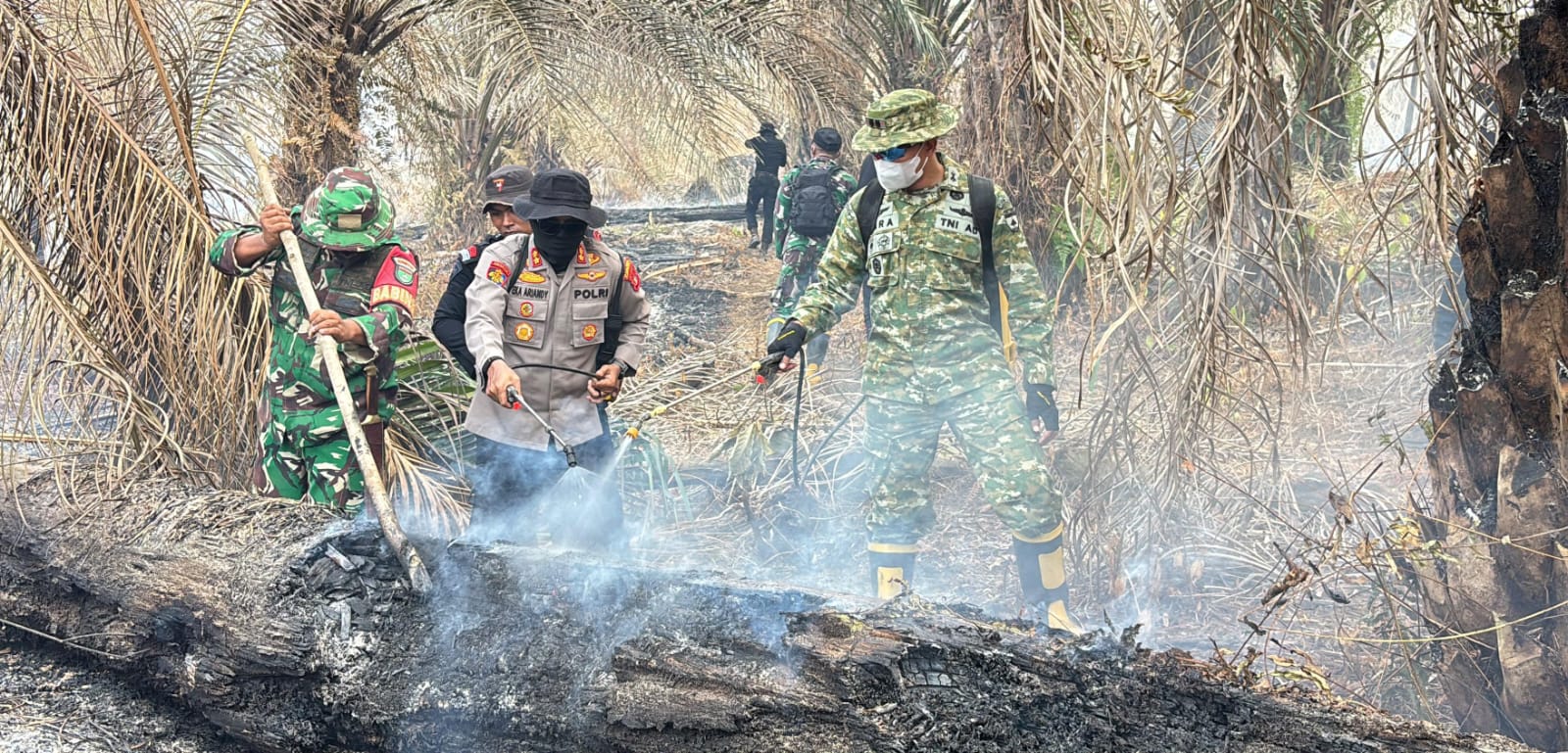 Pantau Kebakaran Lewat Aplikasi Lancang Kuning, Pimpinan TNI-Polri di Inhu Tembus Asap dan Bermalam di Lokasi Karhutla