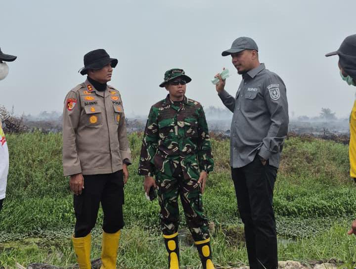 Atasi Kebakaran Gambut 70 Hektar di Seberida, Pemkab Inhu Sinergi Bersama TNI-Polri