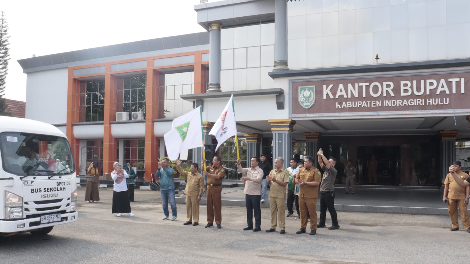 Lepas 250 Guru Berprestasi, Wabup Inhu Targetkan Hattrick Juara Umum PORSENIJAR Riau di Siak