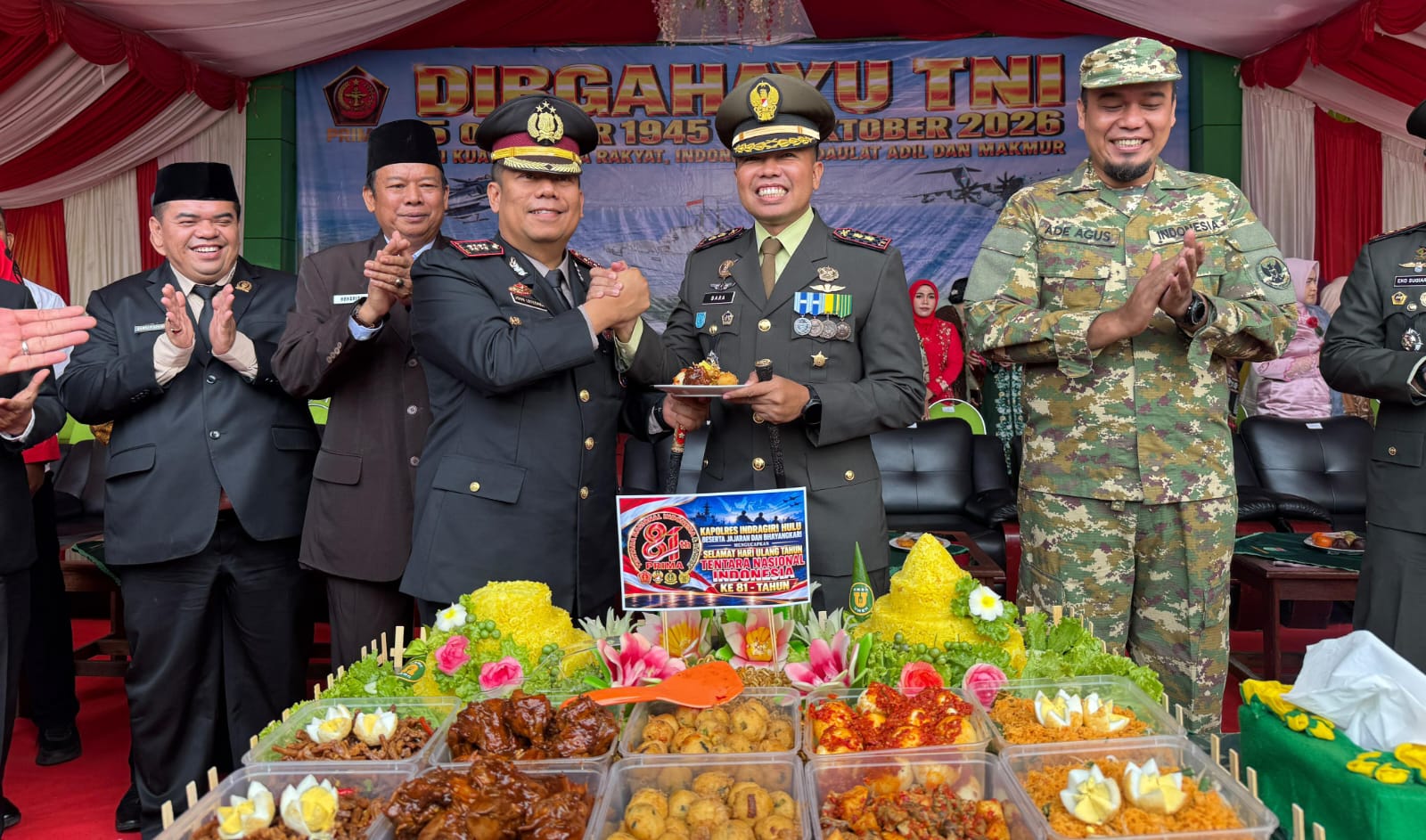 Kejutan Manis Polres Inhu di HUT ke-81 TNI: Bawa Tumpeng Sinergitas Ke Lapangan