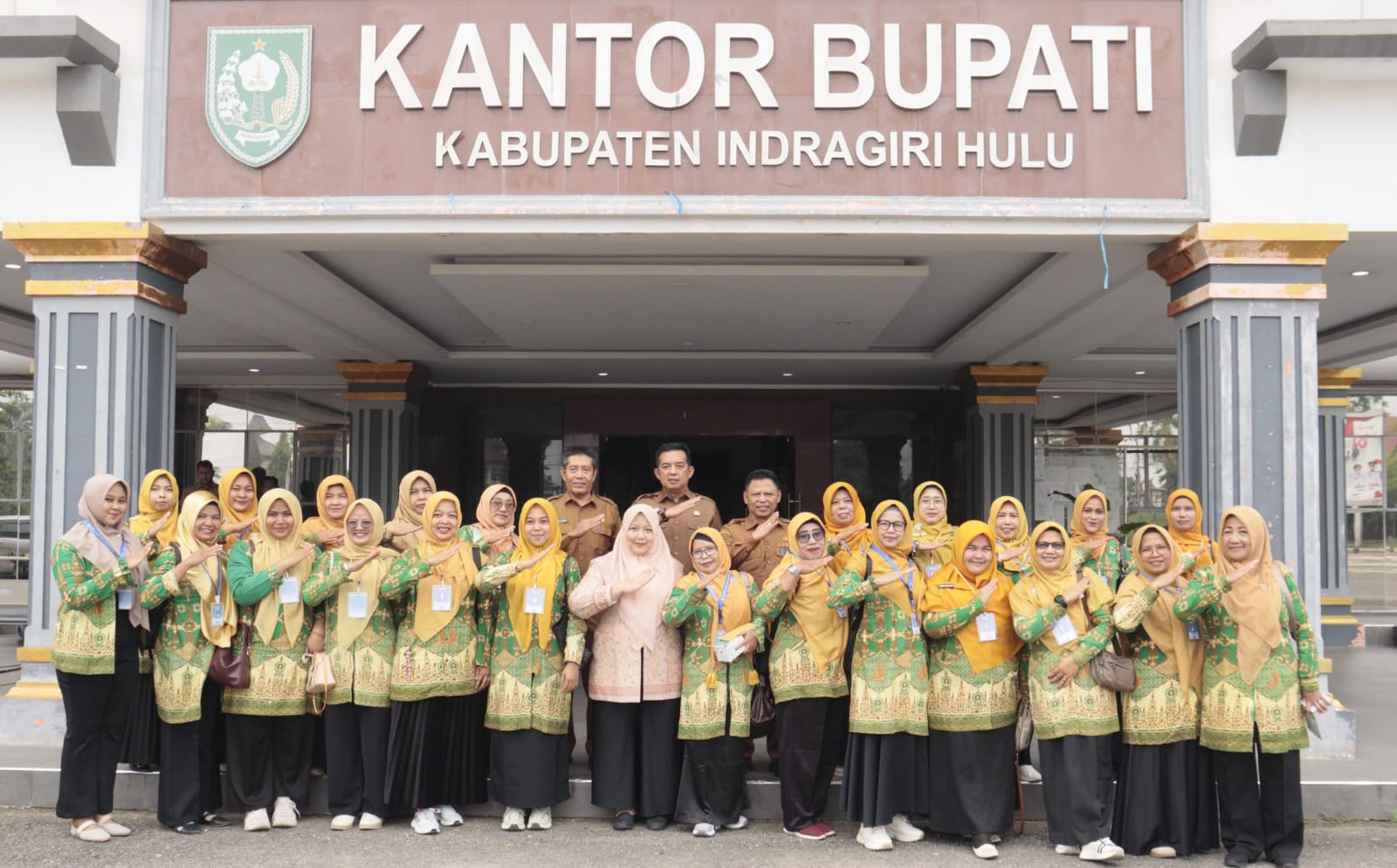 Pelepasan Kontingen IGTKI-PGRI Inhu ke Porseni Riau IV di Kuansing, Sekda Ingatkan Pakai Masker di Tengah Asap Karhutla