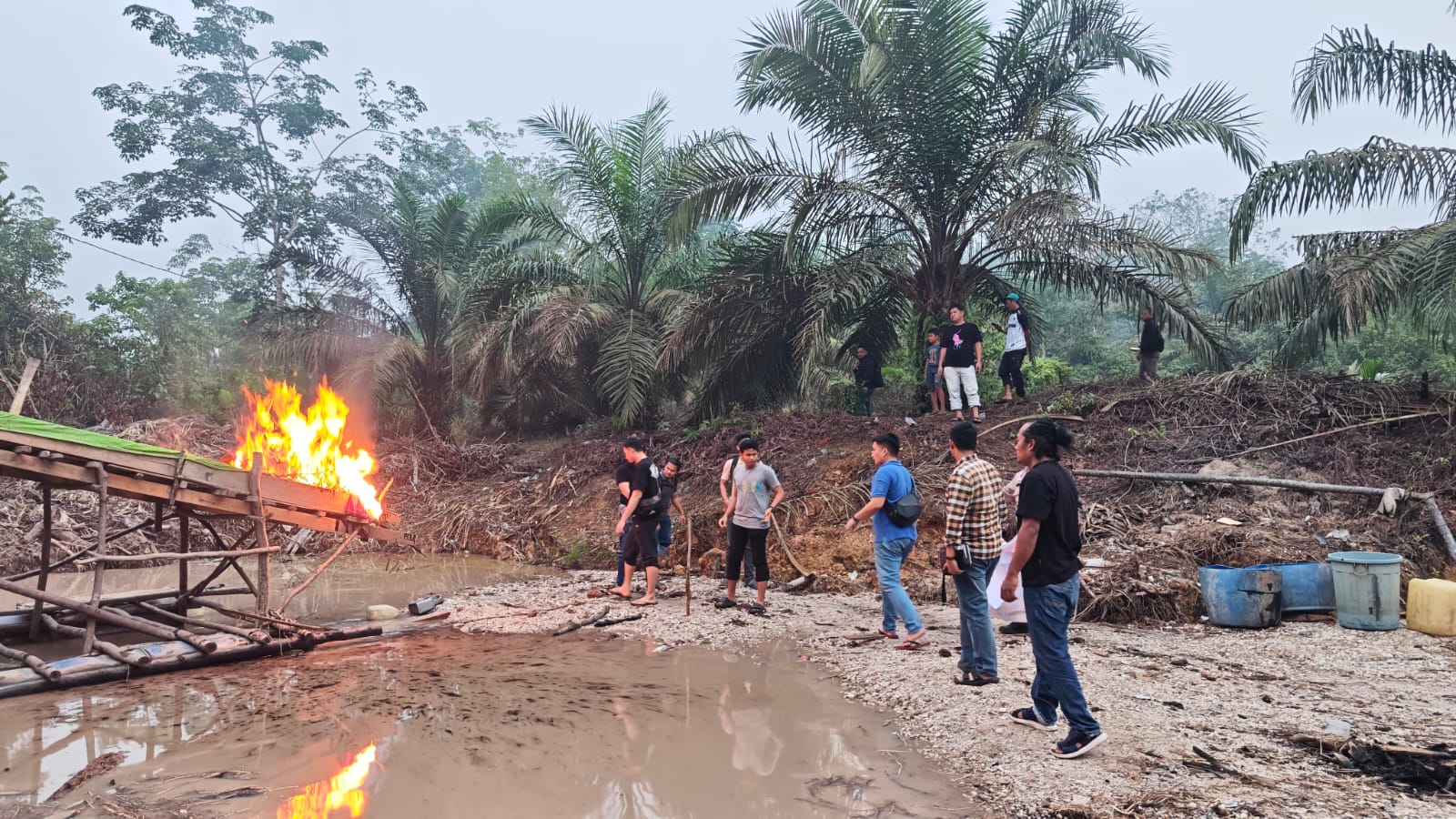 Polres Inhu Musnahkan 5 Ponton PETI di Rakit Kulim