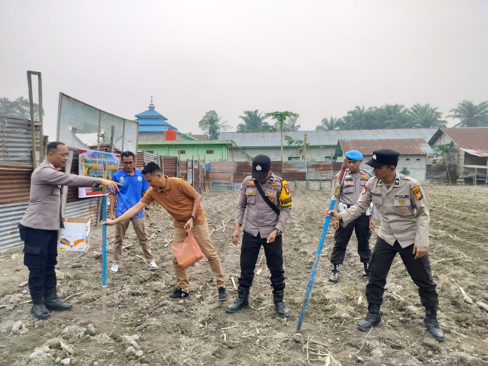 Dukung Asta Cita, Polsek Lubuk Batu Jaya dan Ponpes Nurul Huda Tanam Jagung di Lahan 1 Hektar