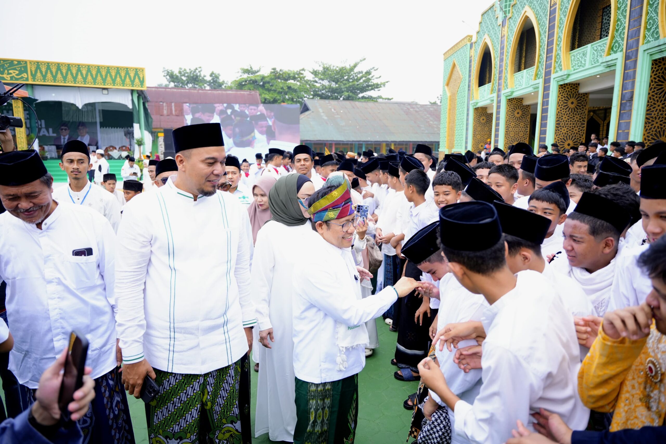Bupati Inhu Dampingi Menko Muhaimin Iskandar Peringati Hari Santri Nasional di Pekanbaru