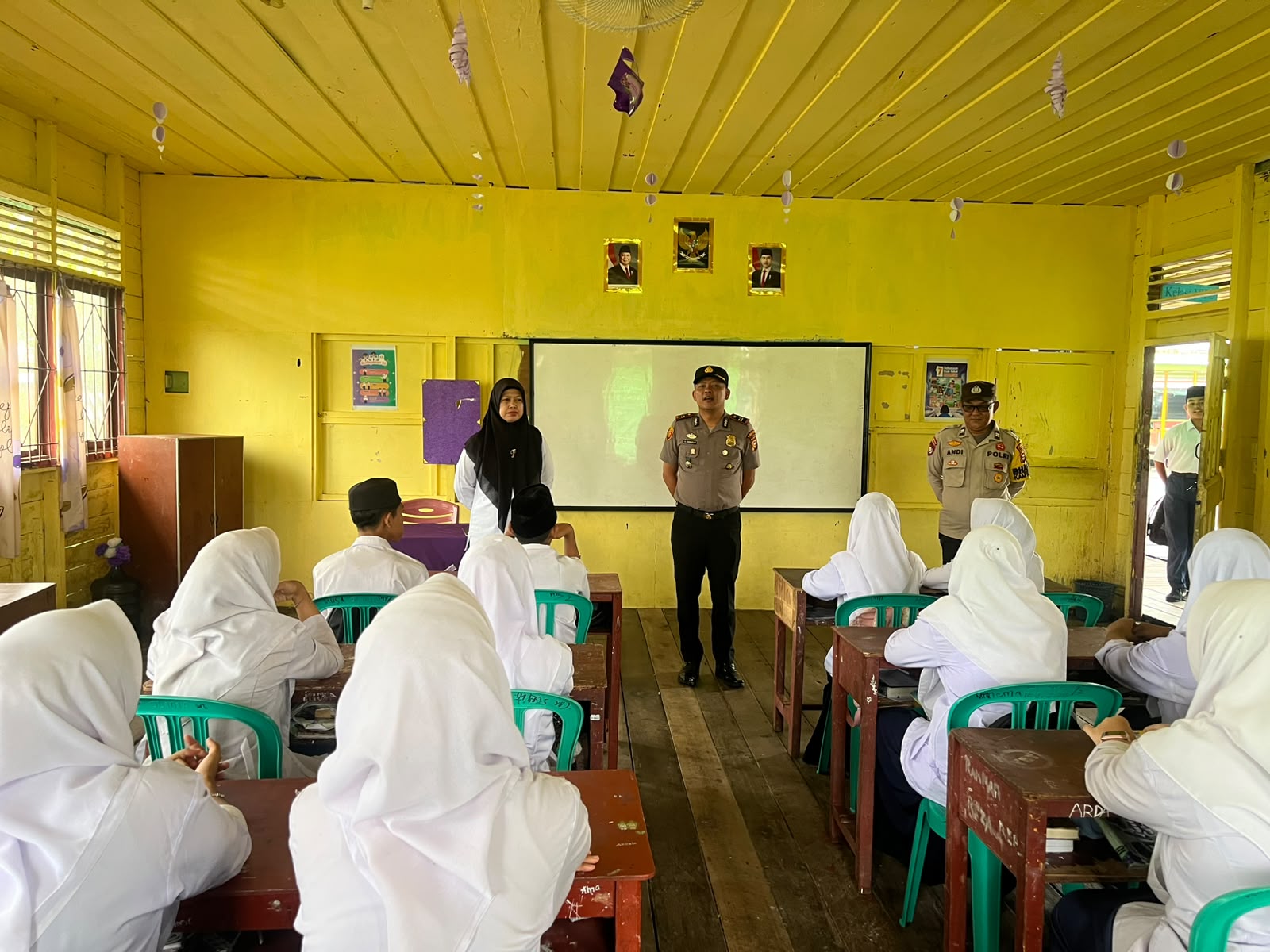 Polsek Tanah Merah Gelar Polidik di MTs YPI Kuala Enok, Ingatkan Bahaya Jejak Digital
